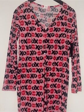 Fashion Nova NWT XO & Kiss Print Pink Onesie pajama size L